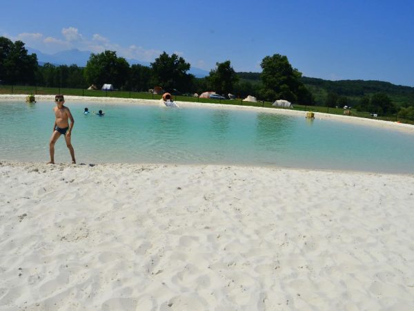 Profitez de l'eau au Camping de La Besse avec sa piscine lagon