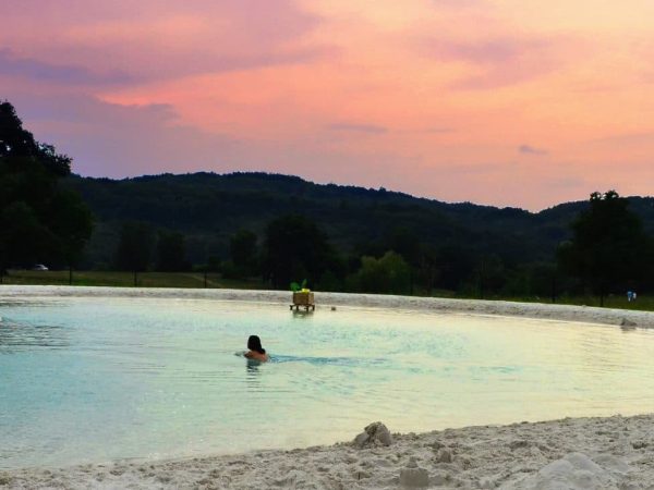 Piscine naturelle lagon | Camping en Ariège 4 étoiles